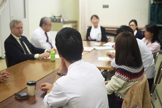 全員でテーブルを囲んで英語ディスカッションをする様子